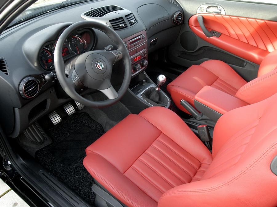 Интерьер Alfa Romeo 147 Quadrifoglio Verde (937A) 2008 года  (фото 6 из 9)
